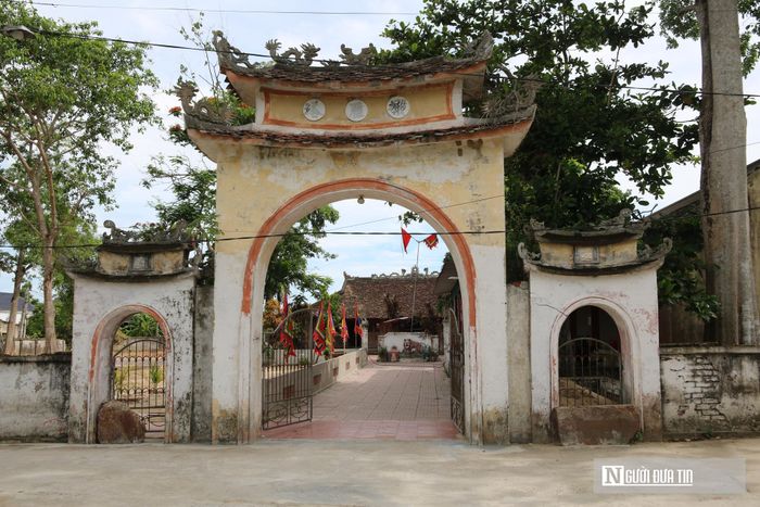 Đền Nhạn Tháp (hay còn được gọi là đền Hồng Long) tại xã Kim Liên, tỉnh Nghệ An có từ thời Lý, được trùng tu lớn vào thời Nguyễn để tưởng nhớ Lý Nhật Quang (người con thứ tám của Vua Lý Thái Tổ). Đền Nhạn Tháp có kiến trúc gồm 2 tòa bái đường và 1 hậu cung xếp thành hình chữ '' Đinh''.