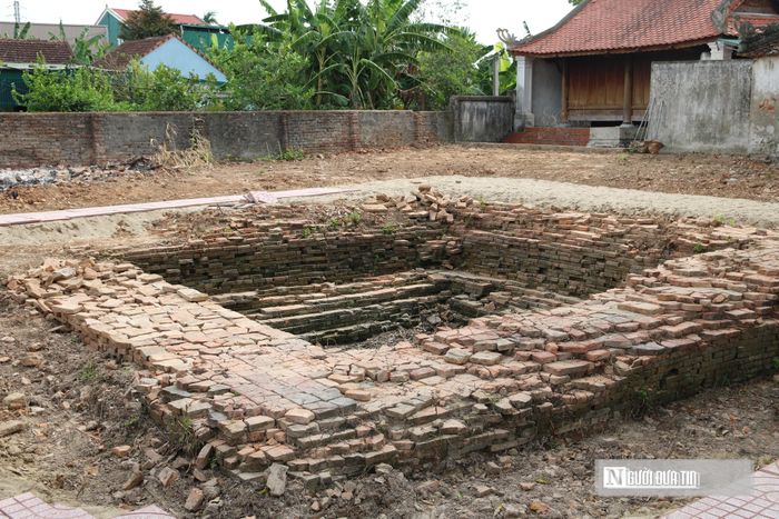 Tọa lạc trong đền Nhạn Tháp còn có một di tích lịch sử cấp quốc gia và là địa điểm rất linh thiêng trong đời sống văn hóa, tâm linh của người dân địa phương là dấu tích của Nhạn Tháp. Trải qua thời gian và biến cố lịch sử công trình này chỉ còn lại để tháp. Trao đổi với Người Đưa Tin, ông Hoàng Văn Kiểm, - Giám đốc trung tâm nghiên cứu lịch sử và văn hóa địa phương (tỉnh Nghệ An) - cho biết, di tích Nhạn Tháp có tuổi đời khoảng hơn 1.300 năm. Các dấu tích còn lại của Nhạn Tháp cho thấy đây là một công trình kiến trúc nghệ thuật hết sức độc đáo.