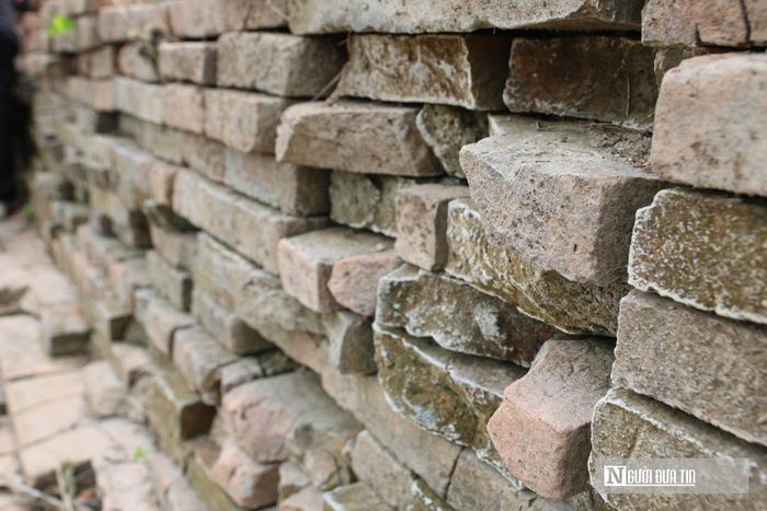 Điều đặc biệt, gạch sử dụng dựng tháp có nhiều mẫu mã, kích thước, hoa văn và ít nhất có hơn 10 loại khác nhau. Gạch có nhiều hình thù: Hình vuông, hình chữ nhật, có viên được mài nhẵn,… Các loại gạch được nung ở nhiều nhiệt độ khác nhau, tạo ra các viên gạch khác nhau. Thậm chí, có loại gạch đã nung thành sành.