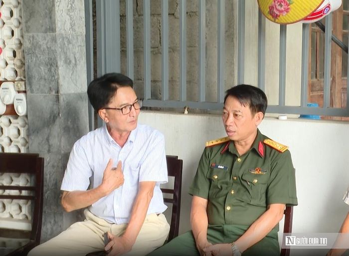 Ông Lê Văn Lượt (đeo kính) kể lại sự việc.