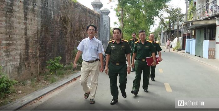 Đoàn công tác cùng ông Lượt kiểm tra thực địa.