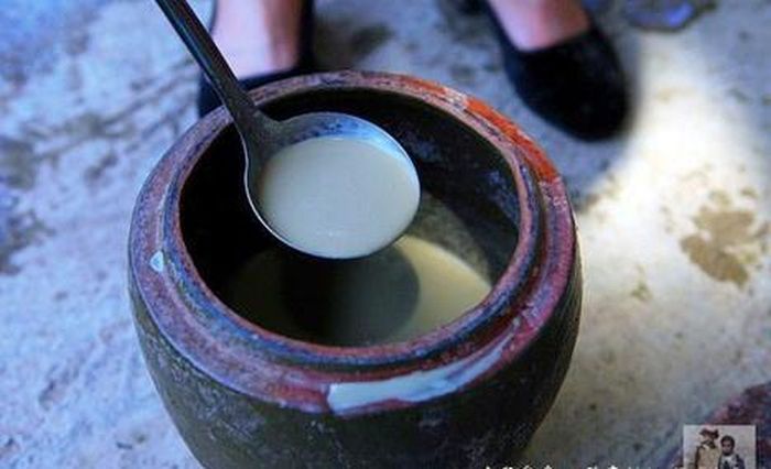 Họ thường ngâm tóc trong nước gạo để hấp thu hết dưỡng chất rồi dùng nước suối xả sạch và để khô tự nhiên.