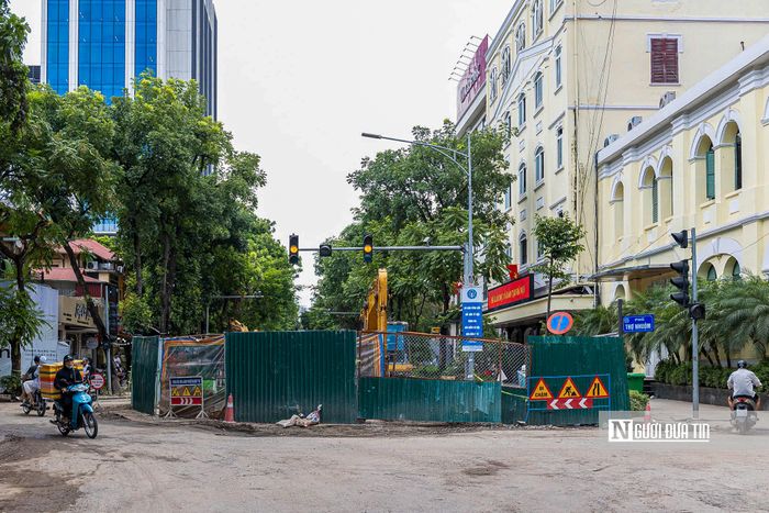 Để bù tiến độ, Trung tâm Quản lý hạ tầng kỹ thuật Hà Nội tăng cường kiểm tra hiện trường, yêu cầu các nhà thầu huy động tối đa nhân lực, thiết bị và tổ chức thi công liên tục.
