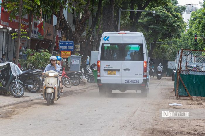 Trung tâm Quản lý hạ tầng kỹ thuật Hà Nội yêu cầu tháo dỡ toàn bộ rào chắn trên phố Quang Trung, chỉ duy trì hai khu vực thi công tại các nút giao Hai Bà Trưng - Quang Trung và Lý Thường Kiệt - Quang Trung.
