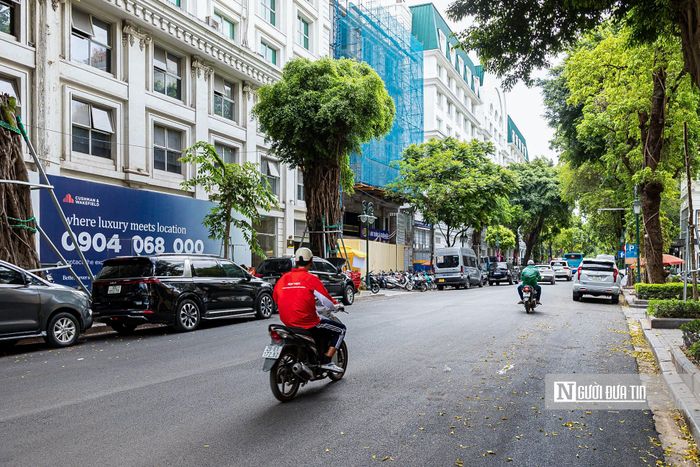 Công tác hoàn trả mặt bằng được đẩy nhanh, các hạng mục thi công cơ bản hoàn tất, mặt đường đã được thảm lớp nhựa mới. Trong ảnh là tuyến phố Lê Lai - Lý Thái Tổ.
