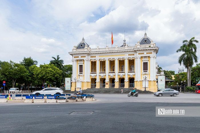 Đoạn đường phía trước Nhà hát lớn đã hoàn thành việc thảm nhựa, hoàn trả mặt bằng để phục vụ lưu thông.