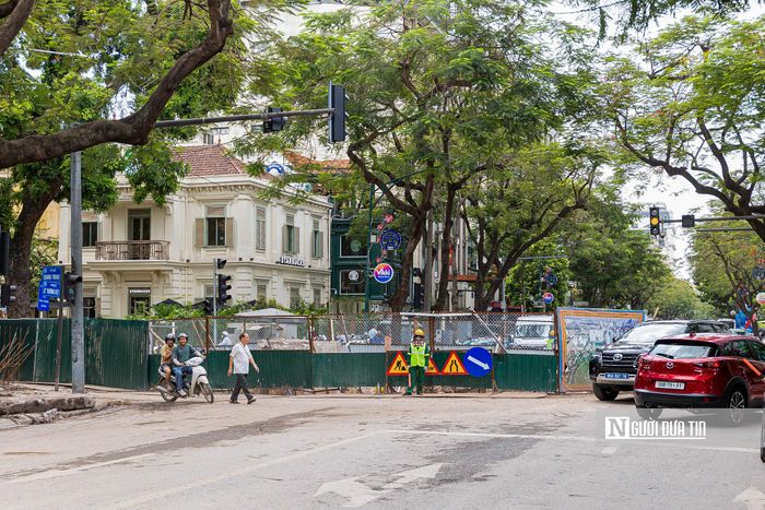 Theo Trung tâm Quản lý hạ tầng kỹ thuật Tp.Hà Nội, các dự án được phép thi công ban đêm từ 22h đến 5h nhằm hạn chế ảnh hưởng tới giao thông và sinh hoạt của người dân. Tuy nhiên, quá trình triển khai gặp nhiều trở ngại do hệ thống hạ tầng ngầm như điện, cấp nước, viễn thông phân bố dày đặc, mặt bằng thi công chật hẹp và thiếu vị trí tập kết vật tư.