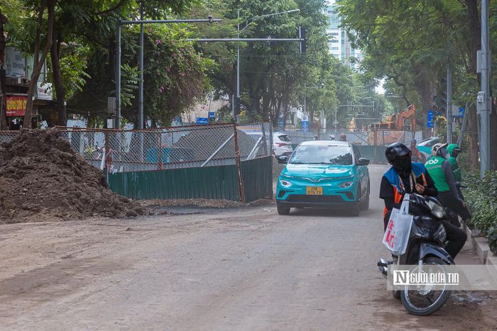 Các hạng mục này được kỳ vọng giải quyết tình trạng “mưa là ngập” kéo dài nhiều năm tại Thủ đô. Theo kế hoạch, lớp bê tông nhựa hạt mịn trên phố Quang Trung sẽ được hoàn thiện trước ngày 15/6.