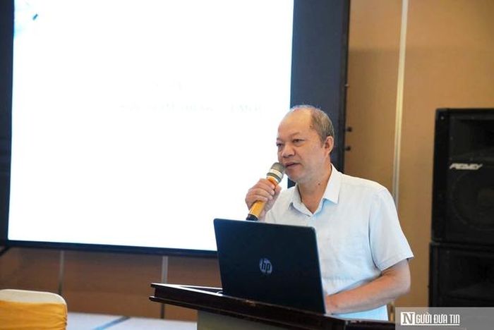 Ông Trịnh Quang Chiến, Giám đốc Trung tâm TVPL chính sách về y tế, HIV/AIDS thuộc Trung ương Hội Luật gia Việt Nam phát biểu tại Hội nghị.
