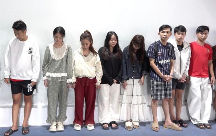 Một số "chân rết" trong đường dây lúc bị bắt.