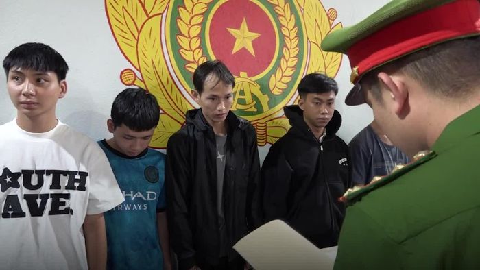 Cảnh sát lấy lời khai các nghi phạm.