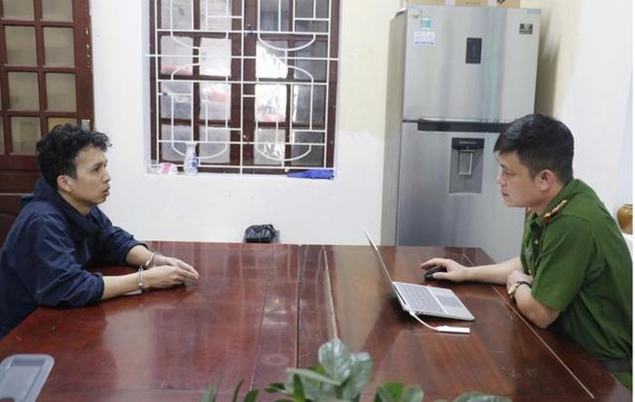 Cơ quan công an lấy lời khai Nguyễn Văn Tuấn - đối tượng chủ mưu, cầm đầu ổ nhóm đánh bạc và rửa tiền.