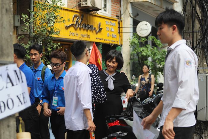 Nhiều phụ huynh sẵn sàng đồng hành cùng con trong suốt kỳ thi.