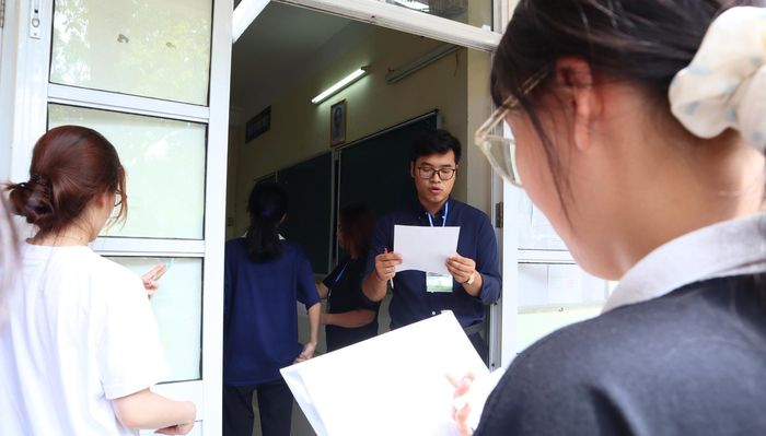 Điểm thi Trường THPT Yên Hòa bố trí 23 phòng thi với hơn 500 thí sinh, đồng thời huy động khoảng 80 cán bộ, nhân viên phục vụ.
