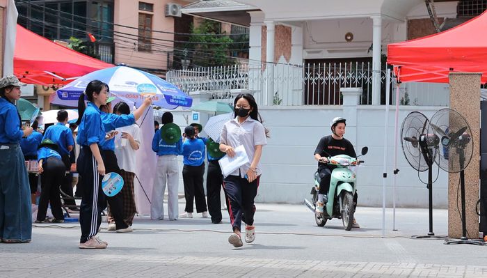 Thí sinh Hà Nội bước vào kỳ thi tốt nghiệp THPT 2026 với tâm thế thoải mái, tự tin.