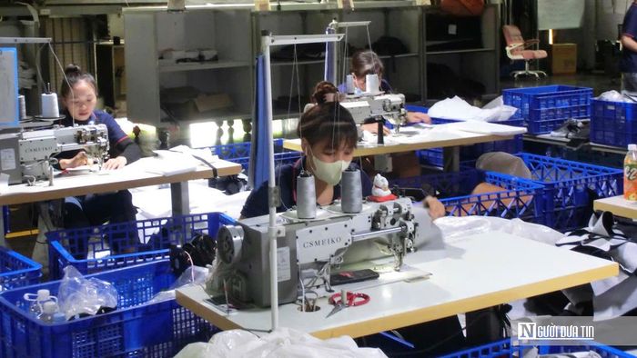Công nhân Công ty TNHH Việt Nam Fortune Technology International (KCN Đồng Xoài III) hăng say làm việc trong giờ sản xuất.