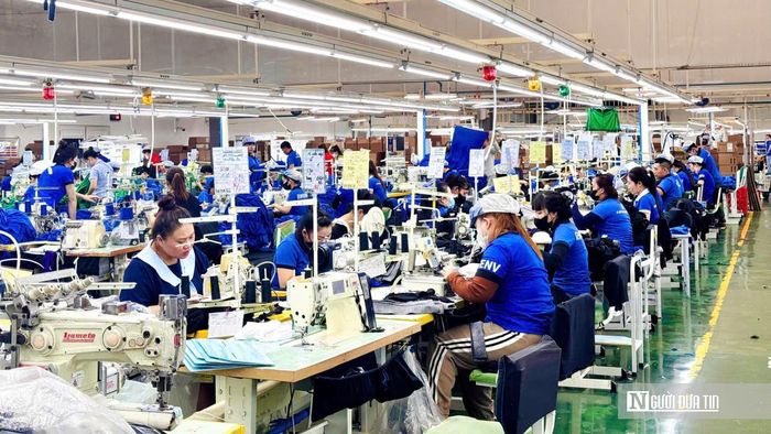 Công nhân Công ty TNHH New Apparel Far Eastern Việt Nam, Khu công nghiệp Bắc Đồng Phú thi đua sản xuất.