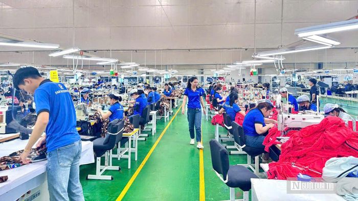 Công nhân tập trung cao độ trên dây chuyền sản xuất tại Công ty TNHH New Apparel Far Eastern Việt Nam khu công nghiệp Bắc Đồng Phú (Tp.Đồng Nai).