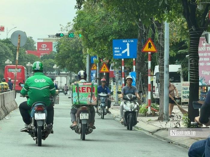 Người dân bất chấp nguy hiểm lưu thông ngược chiều.
