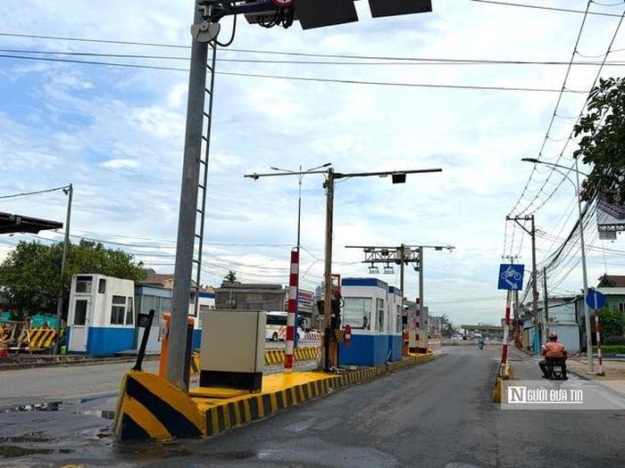 Trạm thu phí bên đường Cách Mạng Tháng Tám đã ngưng hoạt động nhưng vẫn chưa di dời hạ tầng còn lại.
