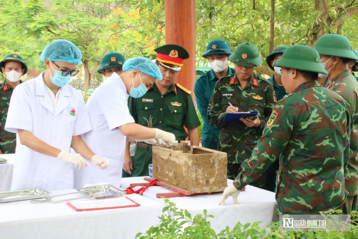 Lấy mẫu sinh phẩm hài cốt là công đoạn rất quan trọng để phục vụ việc xác định danh tính liệt sĩ. Ông Nguyễn Hoàng Tú - Trung tâm giám định pháp y tỉnh Nghệ An, Tổ trưởng tổ lấy mẫu – chia sẻ: "Mỗi khi lấy được một mẫu "đẹp" chúng tôi rất vui mừng vì chắc chắn sẽ lên được ADN. Tuy nhiên, nhiều hài cốt liệt sĩ đã được an táng quá lâu, các mẫu xương đã bị mủn, không lên được ADN khiến chúng tôi day dứt. Những trường hợp này cơ sở khoa học cuối cùng để xác định danh tính của các anh gần như đã mờ đi rồi...".