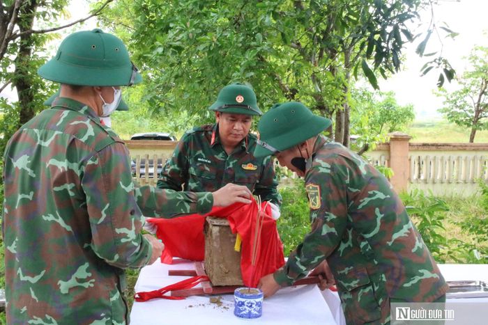 Nghĩa trang Liệt sĩ Hưng Nguyên hiện là nơi an nghỉ của 524 liệt sĩ. Trong đó còn 13 phần mộ chưa xác định được đầy đủ thông tin về danh tính. Nhằm từng bước làm rõ thông tin các liệt sĩ còn khuyết danh, Ban Chỉ đạo tìm kiếm, quy tập và xác định danh tính hài cốt liệt sĩ tỉnh Nghệ An đã tổ chức lấy mẫu hài cốt đối với các phần mộ chưa xác định thông tin để phục vụ công tác giám định ADN, đối chiếu với cơ sở dữ liệu thân nhân liệt sĩ, qua đó xác định danh tính và trả lại tên cho các Anh hùng liệt sĩ.
