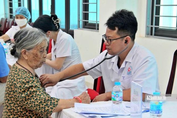 Khẩn trương rà soát, lập danh sách đối tượng khám sức khỏe định kỳ, khám sàng lọc miễn phí (Ảnh: Hoàng Bích).