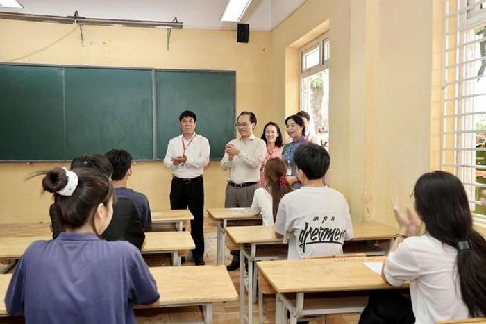 Bộ Giáo dục và Đào tạo Hoàng Minh Sơn cùng đoàn công tác đã đến thăm điểm thi Trường THPT Nguyễn Du - Thanh Oai (Ảnh: Bộ GD&ĐT).
