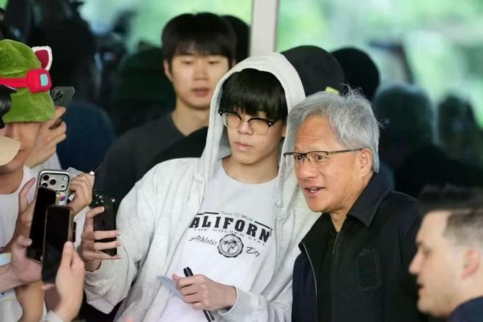 Xuất hiện ở đâu, Jensen Huang cũng được các bạn trẻ Hàn Quốc vây quanh. Ảnh: LTN.