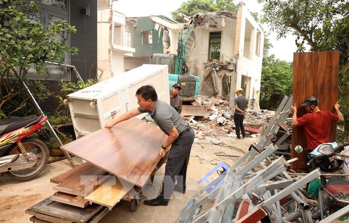 Những hộ dân đầu tiên ngõ 695 phố Bạch Đằng, phường Hồng Hà di chuyển đồ đạc bàn giao mặt bằng cho nhà thầu Trung Chính, xong trước ngày 20/4. Ảnh: Quốc Khánh - TTXVN 