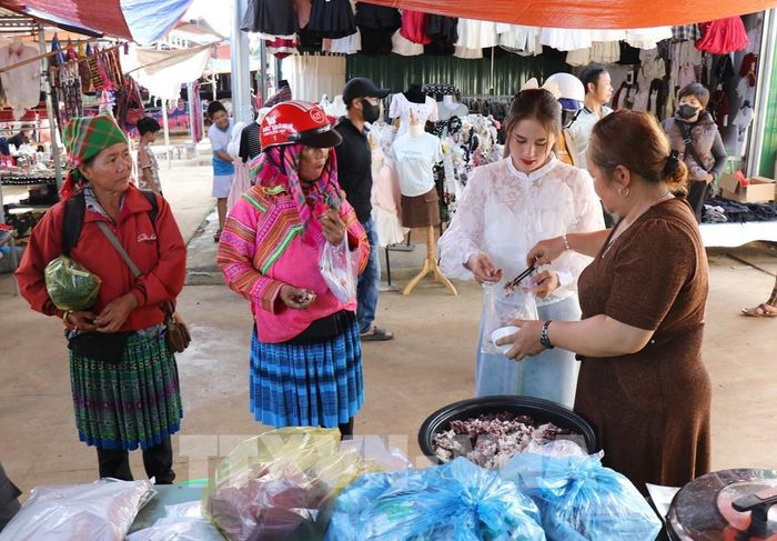 Hoạt động mua bán tại tại chợ phiên Đắk R’măng (xã Tà Đùng, tỉnh Lâm Đồng). Ảnh: Nguyễn Huy Thành – TTXVN