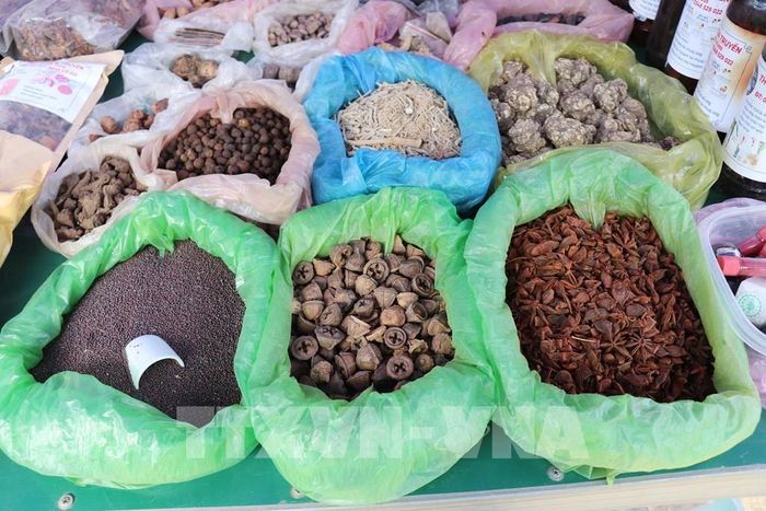 Các loại gia vị đặc trưng vùng núi phía Bắc được đồng bào Mông bày bán tại chợ phiên Đắk R’măng (xã Tà Đùng, tỉnh Lâm Đồng). Ảnh: Nguyễn Huy Thành – TTXVN
