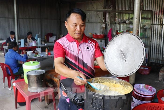 Mèn mén chế biến từ bột ngô là món ăn truyền thống của đồng bào Mông được giới thiệu tại chợ phiên Đắk R’măng (xã Tà Đùng, tỉnh Lâm Đồng). Ảnh: Nguyễn Huy Thành – TTXVN