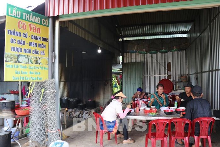 Không gian ẩm thực tại chợ phiên Đắk R’măng ở xã Tà Đùng (tỉnh Lâm Đồng). Ảnh: Nguyễn Huy Thành – TTXVN