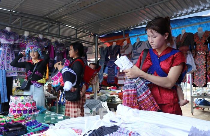 Phụ nữ đồng bào Mông mua hàng thổ cẩm truyền thống tại chợ phiên Đắk R’măng ở xã Tà Đùng (tỉnh Lâm Đồng). Ảnh: Nguyễn Huy Thành – TTXVN