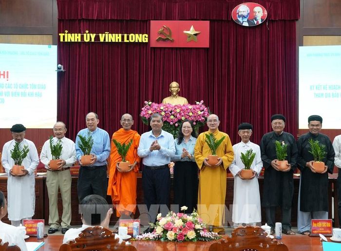 Lãnh đạo Ủy ban Mặt trận Tổ quốc Việt Nam tỉnh Vĩnh Long tặng cây xanh cho các tổ chức tôn giáo. Ảnh: Phạm Minh Tuấn - TTXVN