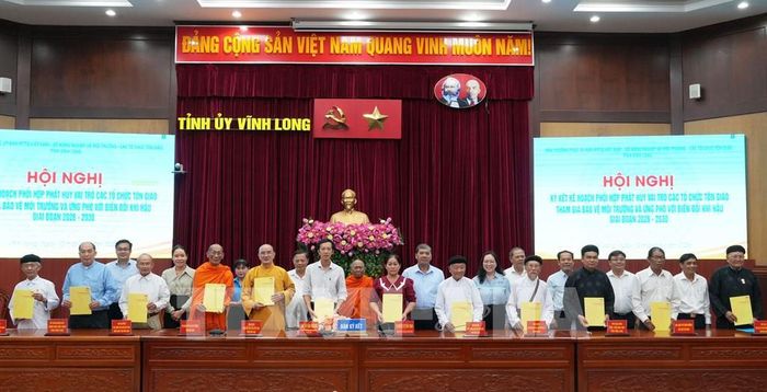 Đại diện lãnh đạo Ủy ban Mặt trận Tổ quốc Việt Nam tỉnh Vĩnh Long, Sở Nông nghiệp và Môi trường cùng các tổ chức tôn giáo trên địa bàn tỉnh ký kết kế hoạch phối hợp. Ảnh: Phạm Minh Tuấn - TTXVN