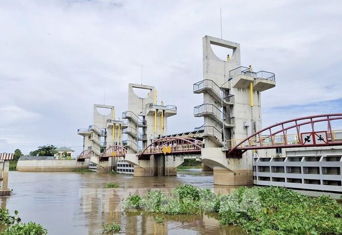 Công trình kiểm soát mặn trên sông Cái Lớn giúp điều tiết nguồn nước, hạn chế tác động của xâm nhập mặn đối với sản xuất nông nghiệp ở An Giang. Ảnh: Thanh Sang-TTXVN