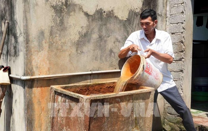 Hàng trăm hộ dân xã Tân Gianh (Quảng Trị) phải sử dụng nước giếng khoan bị nhiễm phèn rồi lọc qua cát mới có nước sinh hoạt vào mùa nắng nóng. Ảnh: Tá Chuyên - TTXVN