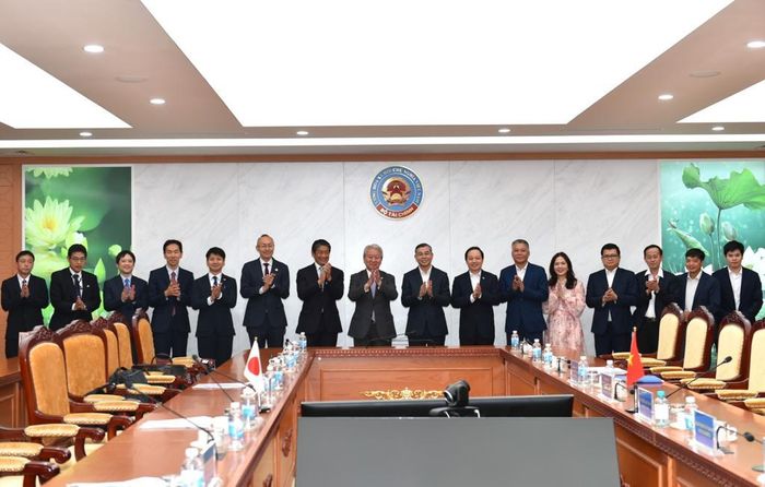 Đại diện hai bên chụp ảnh lưu niệm sau buổi tiếp. Ảnh: MOF