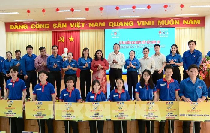 Tỉnh đoàn Vĩnh Long ra mắt các đội hình tiếp sức mùa thi. Ảnh: Lê Thúy Hằng – TTXVN