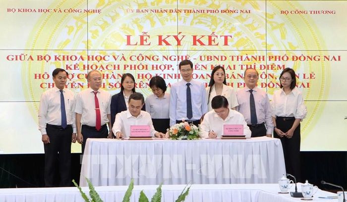 Lãnh đạo Bộ Khoa học và Công nghệ và lãnh đạo UBND thành phố Đồng Nai ký kết phối hợp, triển khai thí điểm hỗ trợ cửa hàng, hộ kinh doanh bán buôn, bán lẻ chuyển đổi số trên địa bàn thành phố Đồng Nai. Ảnh: Sỹ Tuyên - TTXVN
