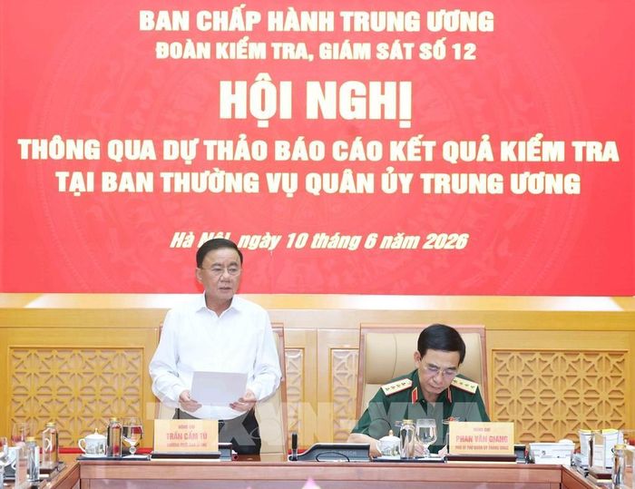 Đồng chí Trần Cẩm Tú, Ủy viên Bộ Chính trị, Thường trực Ban Bí thư, Trưởng Đoàn Kiểm tra, giám sát số 12 của Bộ Chính trị phát biểu chỉ đạo hội nghị. Ảnh: Phương Hoa - TTXVN