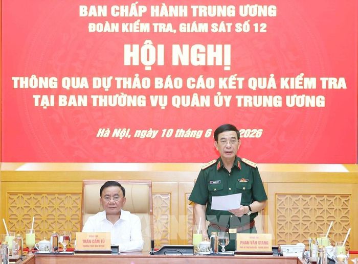 Đại tướng Phan Văn Giang, Ủy viên Bộ Chính trị, Phó Thủ tướng Chính phủ, Phó Bí thư Quân ủy Trung ương, Bộ trưởng Bộ Quốc phòng phát biểu tại hội nghị. Ảnh: Phương Hoa - TTXVN