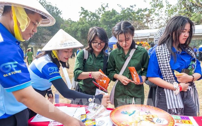 Học sinh tìm hiểu các ngành nghề đào tạo phù hợp với năng lực, sở thích nhằm lựa chọn hướng học tập và nghề nghiệp phù hợp trong tương lai. Ảnh: Giang Phương - TTXVN