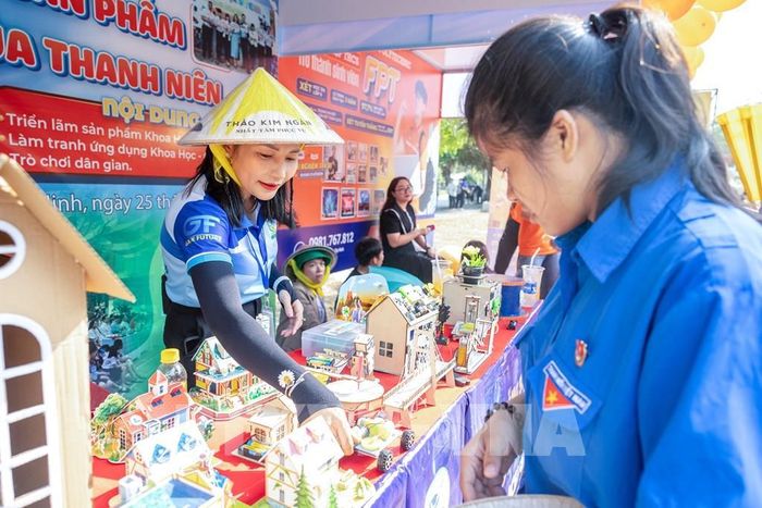 Học sinh tìm hiểu các ngành nghề đào tạo trong các hoạt động tư vấn của cơ sở giáo dục nghề nghiệp. Ảnh: Giang Phương - TTXVN