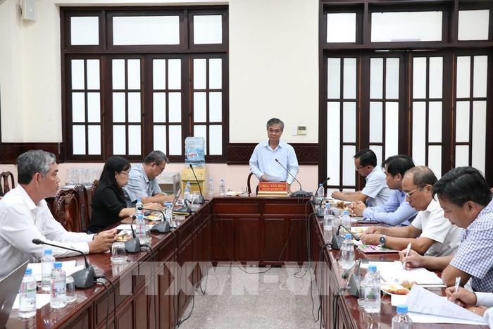 Phó Chủ tịch UBND tỉnh Vĩnh Long Châu Văn Hòa làm việc với các sở, ngành về tình hình nuôi thủy sản. Ảnh: Thanh Hòa - TTXVN