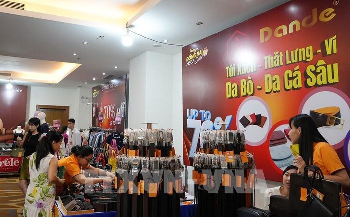 Người dân mua hàng tại chương trình “Khuyến mại hàng hiệu Đồng Nai Mega Sale 2026”. Ảnh: Công Phong - TTXVN