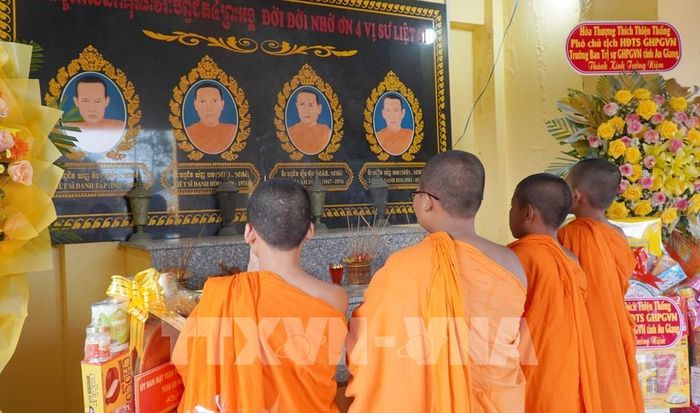 Các vị tỳ kheo thấp hương trước bàn thờ 4 vị Hòa thượng, liệt sĩ. Ảnh: Văn Sĩ - TTXVN