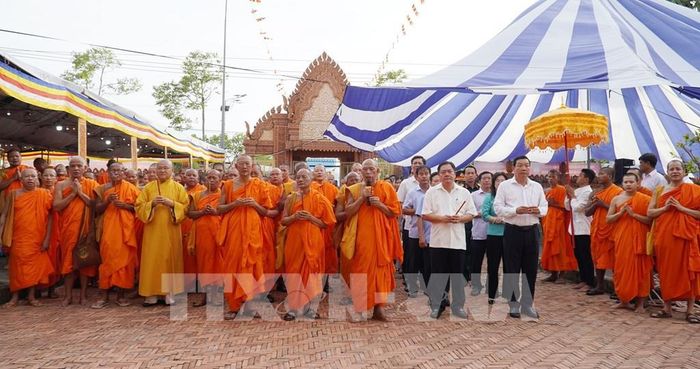 Ban tổ chức lễ kỷ niệm và các đại biểu dâng hương tưởng nhớ 4 vị Hòa thượng, liệt sĩ. Ảnh: Văn Sĩ - TTXVN